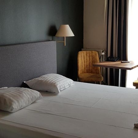 Hotel Aviation Saint-Gilles Exteriör bild