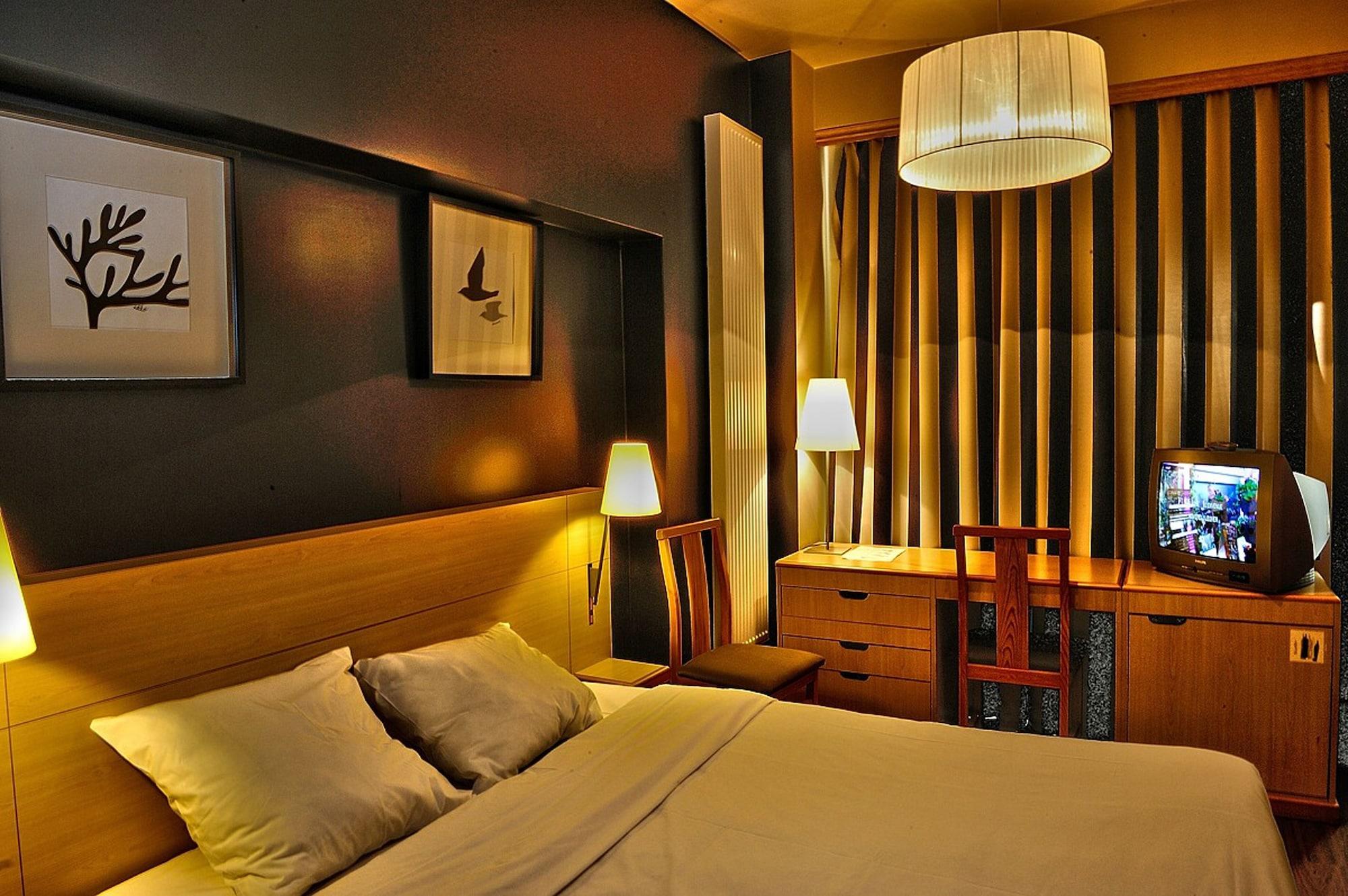 Hotel Aviation Saint-Gilles Exteriör bild
