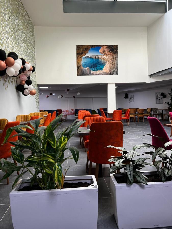 Hotel Aviation Saint-Gilles Exteriör bild