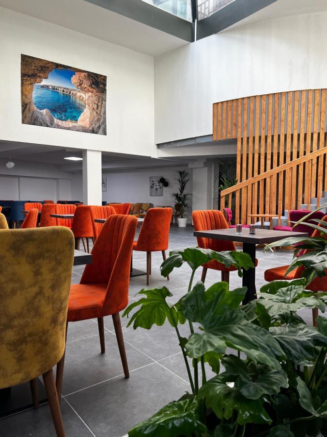 Hotel Aviation Saint-Gilles Exteriör bild