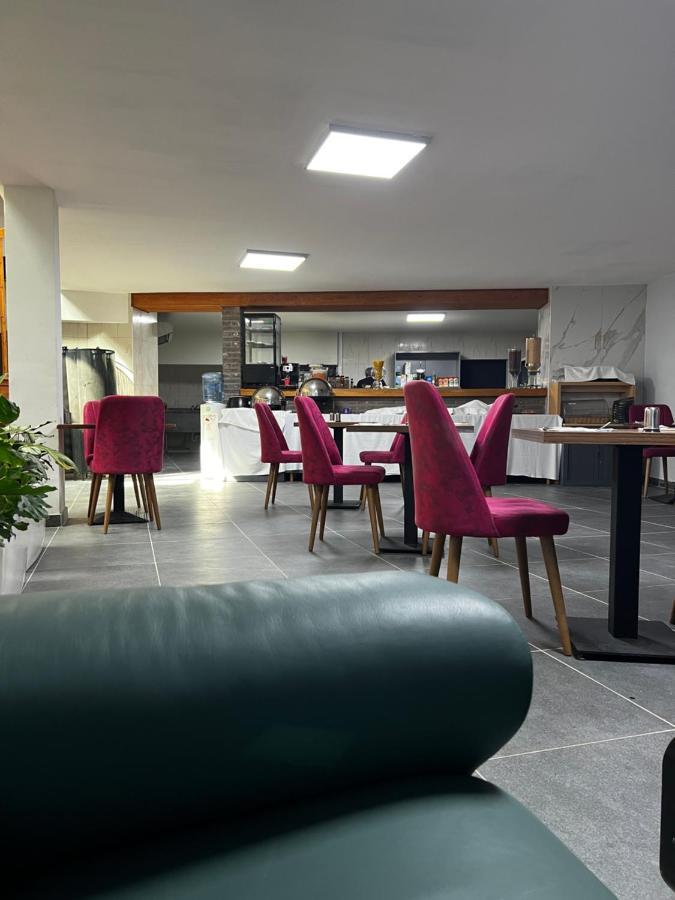 Hotel Aviation Saint-Gilles Exteriör bild