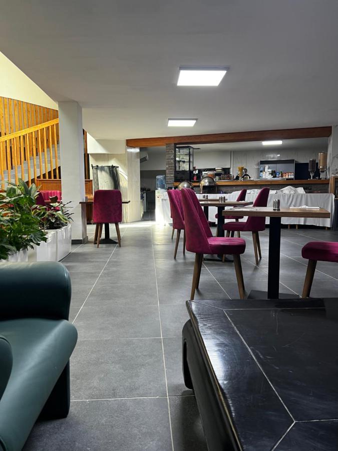 Hotel Aviation Saint-Gilles Exteriör bild
